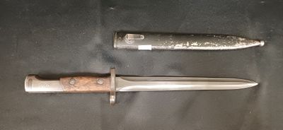 un couteau et un porte-couteau sur une table