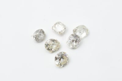 un groupe de cinq diamants blancs sur une surface blanche