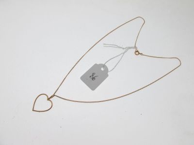 un collier en forme de cœur auquel est accrochée une étiquette de prix