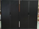 une grande armoire noire au milieu d'une pièce