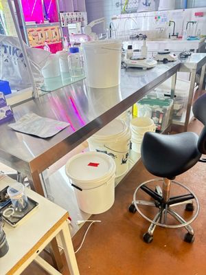 une photo d'un laboratoire où il y a beaucoup de travail à faire