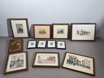 de nombreuses photos encadrées représentant des bâtiments, ainsi que des bâtiments posés sur la table