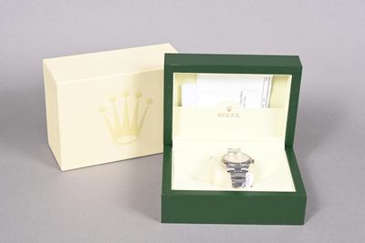 une boîte avec une montre à l'intérieur sur une table