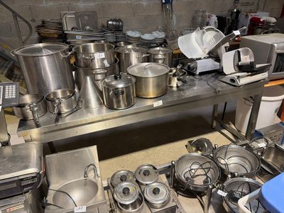 les nombreuses casseroles et poêles qui se trouvent sur le plan de travail de la cuisine