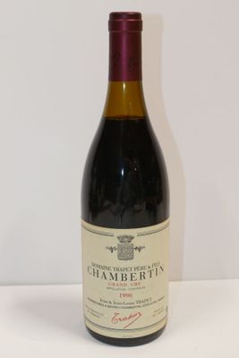 une bouteille de vin posée sur une table