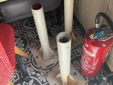 deux extincteurs et une borne d'incendie à cet étage