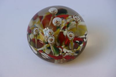 une boule de verre contenant un bouquet de petites fleurs