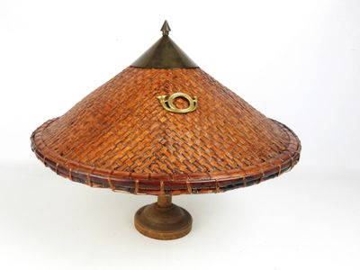 une image représentant un chapeau en bambou surmonté d'un anneau doré