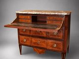 un bureau ancien avec un plateau en marbre et des tiroirs