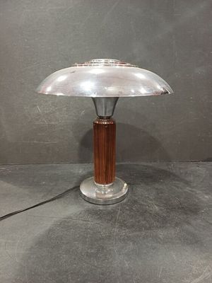 une photo d'une lampe de table avec un pied en bois et un abat-jour en verre transparent