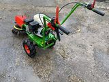un petit tracteur garé dans l'allée