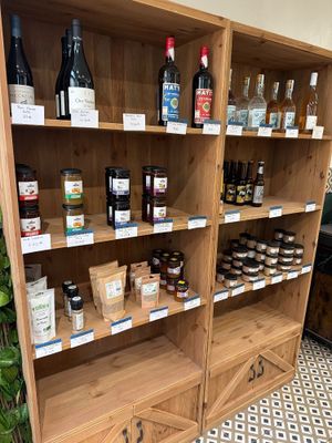 de nombreuses bouteilles de vin sur les étagères du magasin