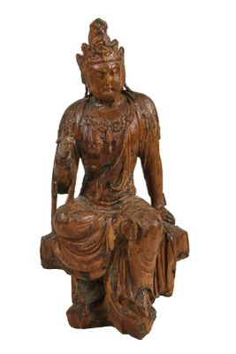 statue en bois représentant Bouddha assis sur un rocher, sur fond blanc