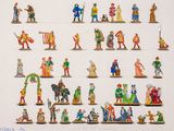 de nombreuses figurines de types et de tailles variés sont exposées