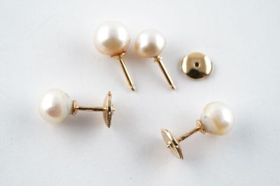 DEUX CLIPS d'oreilles en or jaune agrémentée de perle.