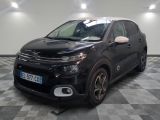 La Citroën noire est garée dans le garage, sur un sol à damier.