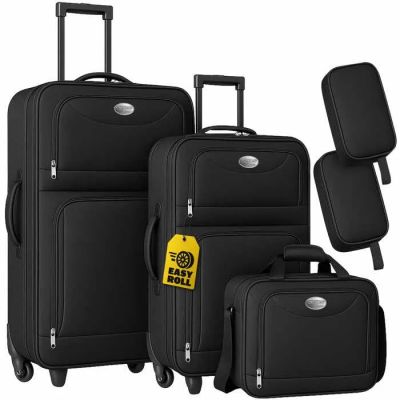On voit trois bagages munis d'étiquettes d'identification.