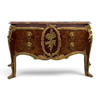 une image d'une commode avec un plateau en marbre