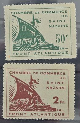 trois timbres aux motifs différents, exposés dans une vitrine