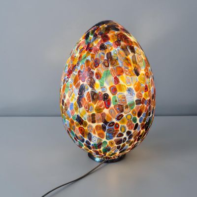 gros plan d'une lampe sur une table à fond blanc
