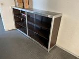 une photo d'une armoire métallique dans une pièce