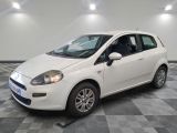 la photo d'une petite voiture blanche garée dans un garage