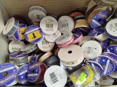 de nombreuses bobines de différentes couleurs et tailles dans une boîte