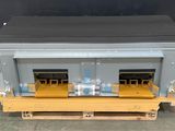 un gros plan d'une caisse métallique posée sur une palette en bois