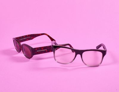 deux paires de lunettes sur un fond rose