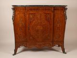 une vieille armoire en bois avec un plateau en marbre, sur fond blanc