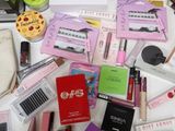 de nombreux produits de maquillage et de beauté posés sur une table