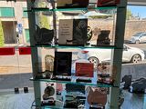 une vitrine contenant divers articles dans un magasin