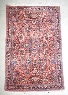 un ancien tapis persan à motif floral