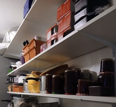 de nombreux récipients sur les étagères de la cuisine