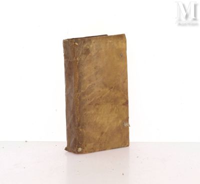 un vieux livre posé sur une table, sur fond blanc