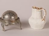 deux vases placés l'un à côté de l'autre sur une table