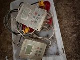 trois appareils électroniques posés sur une boîte blanche