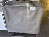 un sac posé sur un chariot dans la cuisine