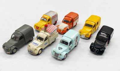 plusieurs petites voitures sont alignées sur une surface blanche