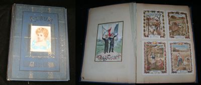 un livre ouvert posé sur une table, à côté d'un livre sur lequel figurent des photos de personnes