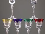six verres à vin sont alignés sur une table