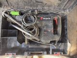 une boîte à outils posée par terre et contenant des outils
