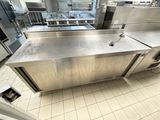 un grand comptoir en acier inoxydable dans une cuisine commerciale