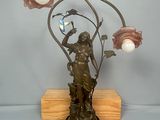 statue en bronze représentant une femme tenant une fleur et une lampe