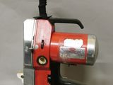 une machine rouge et argent posée sur une table