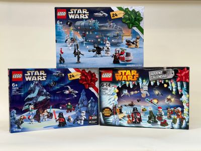 Trois coffrets Lego Star Wars sont présentés sur une surface blanche