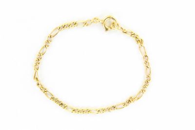 un bracelet en chaîne d'or orné d'un pendentif en forme de cœur