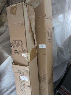 trois cartons empilés les uns sur les autres sur un lit
