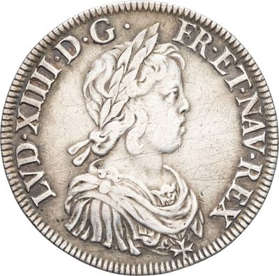 Gros plan sur une pièce d'argent portant une tête de femme