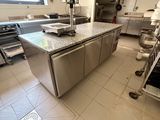 une grande cuisine équipée d'appareils électroménagers en acier inoxydable
